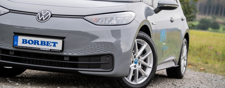 Audi A4 mit Felge MAM RS3 Palladium Silber front poliert