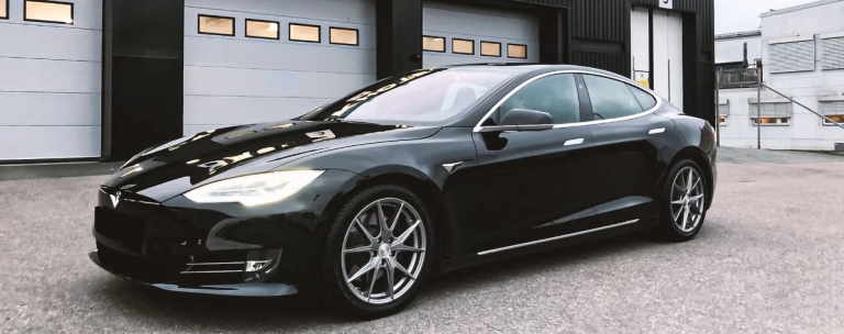 Tesla Model S mit Felge Brock B32 in himalaya grey front poliert